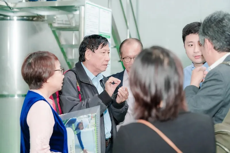 C&aacute;c đại biểu trao đổi, thảo luận s&ocirc;i nổi về giải ph&aacute;p n&ocirc;ng nghiệp tuần ho&agrave;n b&ecirc;n lề hội nghị