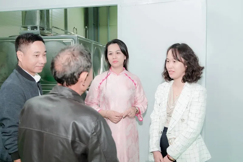 Đại diện c&aacute;c HTX v&agrave; trang trại n&ocirc;ng nghiệp quan t&acirc;m t&igrave;m hiểu giải ph&aacute;p xử l&yacute; m&ugrave;i h&ocirc;i chuồng trại