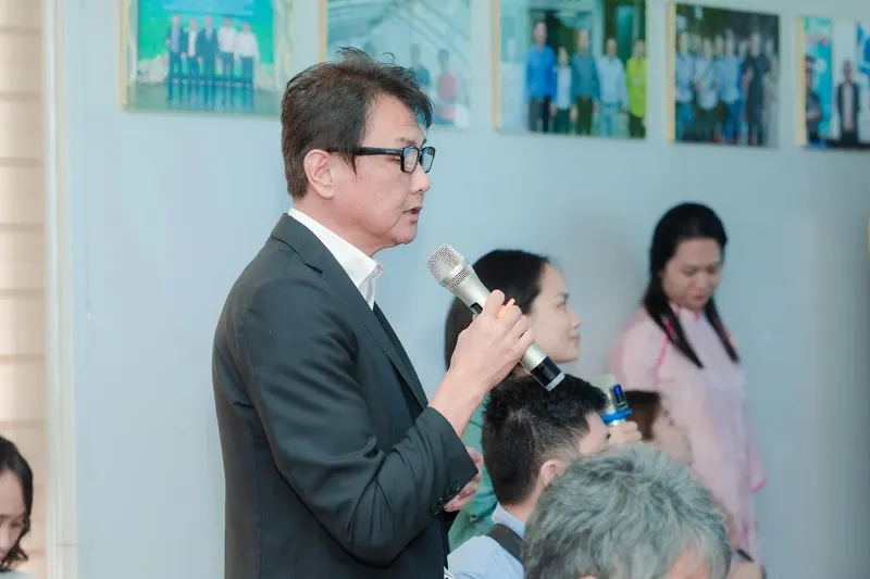 Chuy&ecirc;n gia Nhật Bản tr&igrave;nh b&agrave;y về nguy&ecirc;n l&yacute; của c&ocirc;ng nghệ BMW.